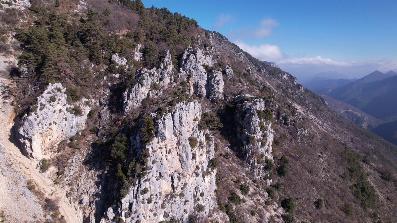 无人机拍摄的阿尔卑斯山脉在埃斯顿山谷视频素材