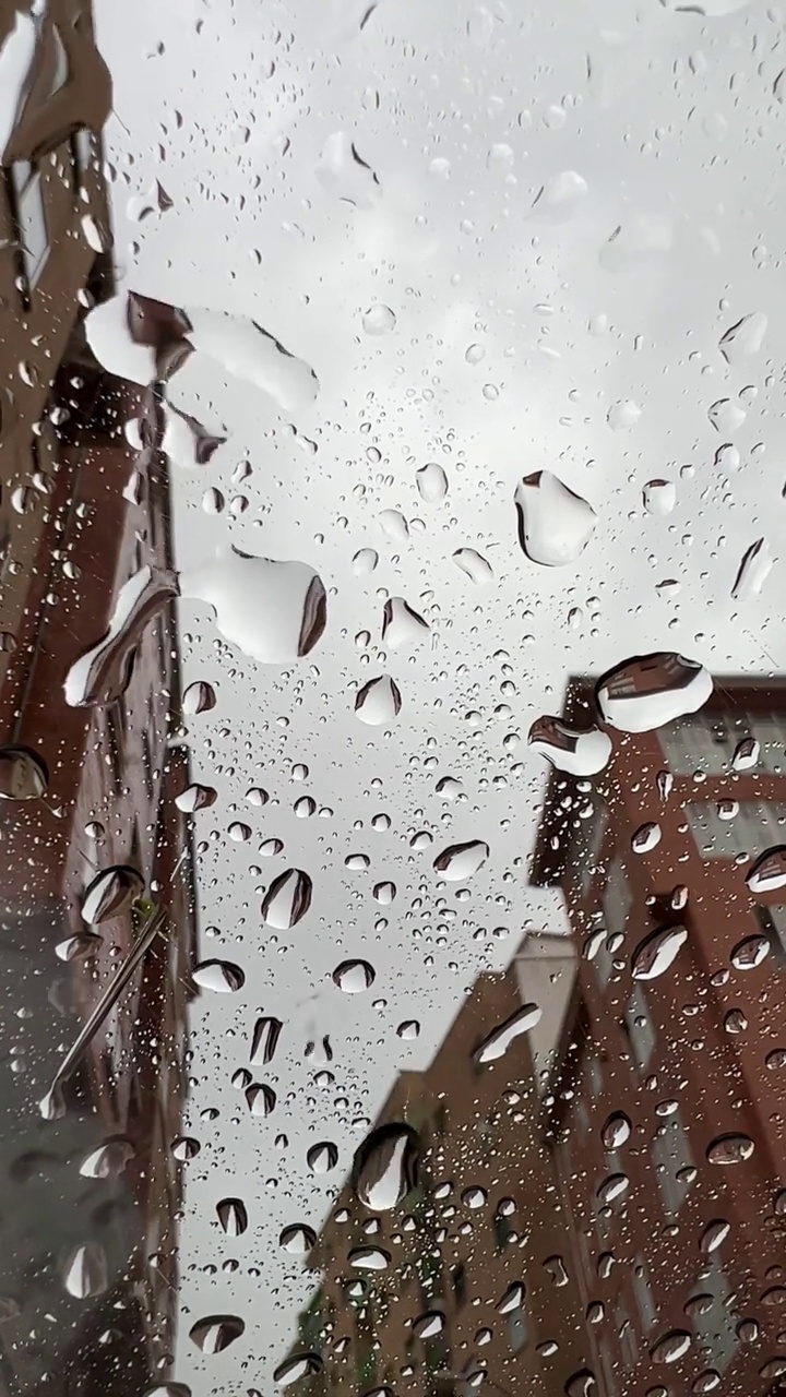 雨滴背景:雨滴落在汽车玻璃上视频素材