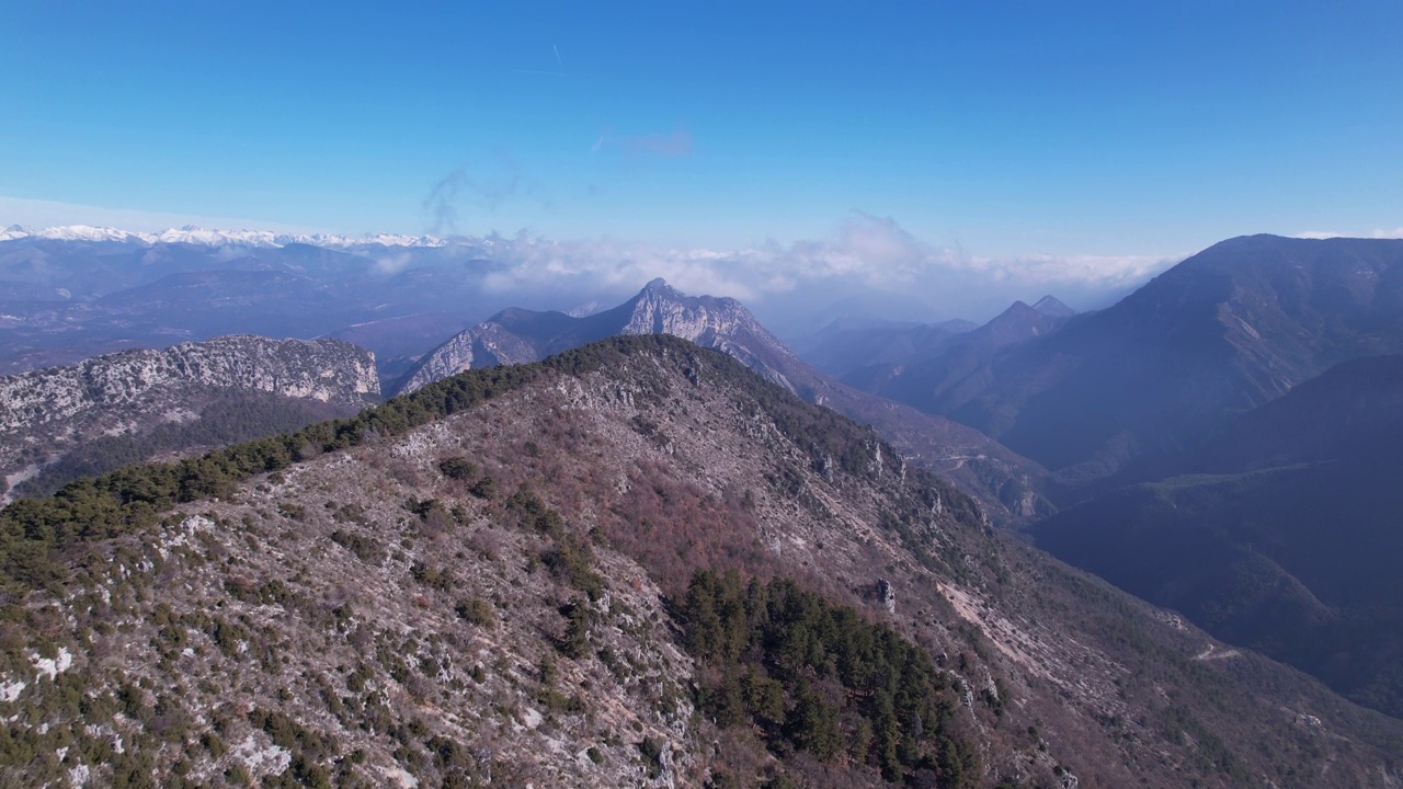 阿尔卑斯山脉的山脊在埃斯特隆山谷无人驾驶视图视频素材