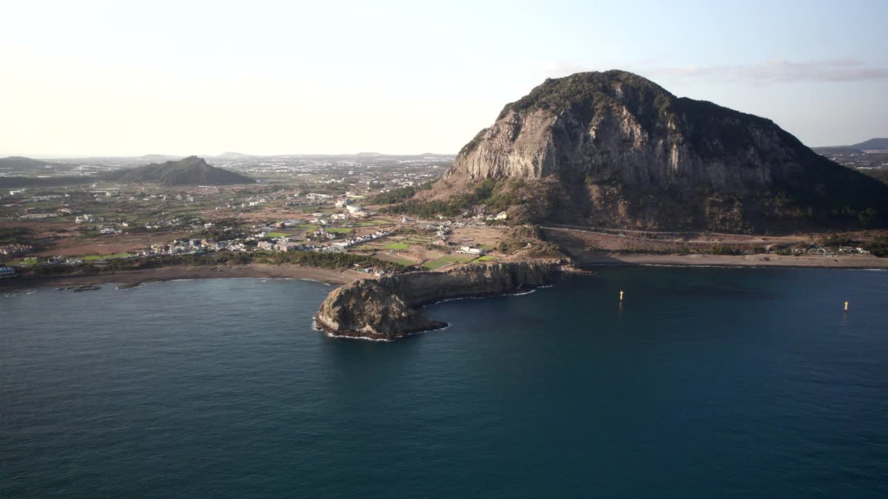 永美里海滩，三帮山，火山锥和海/西归浦市，济州岛，韩国视频素材