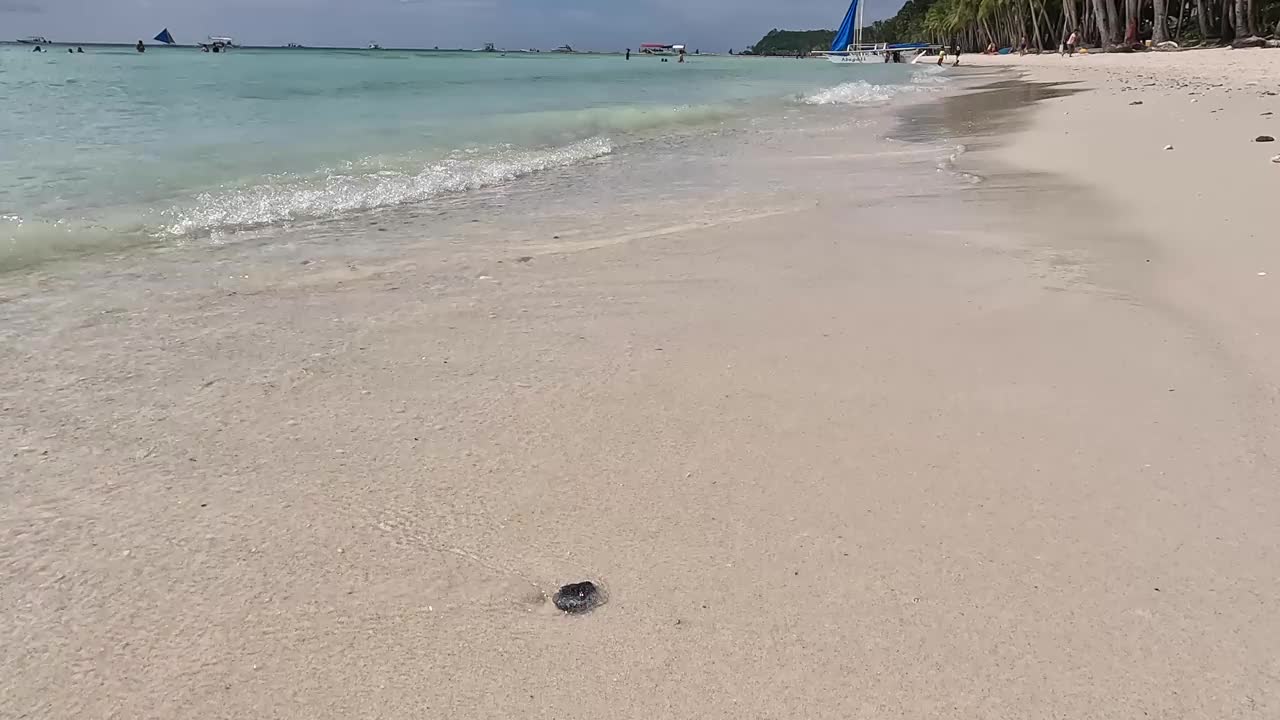 长滩岛布拉布格沙滩上的海浪视频素材