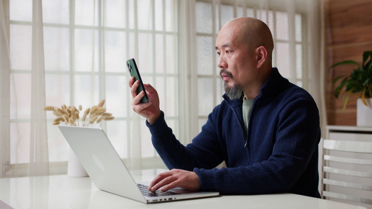 手持智能手机，自信满满视频素材