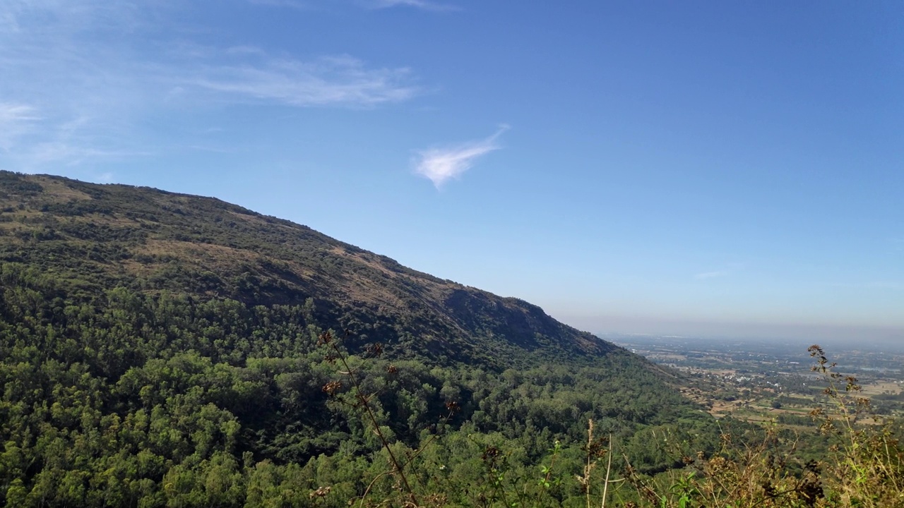 青山绿树蓝天的全景视频素材