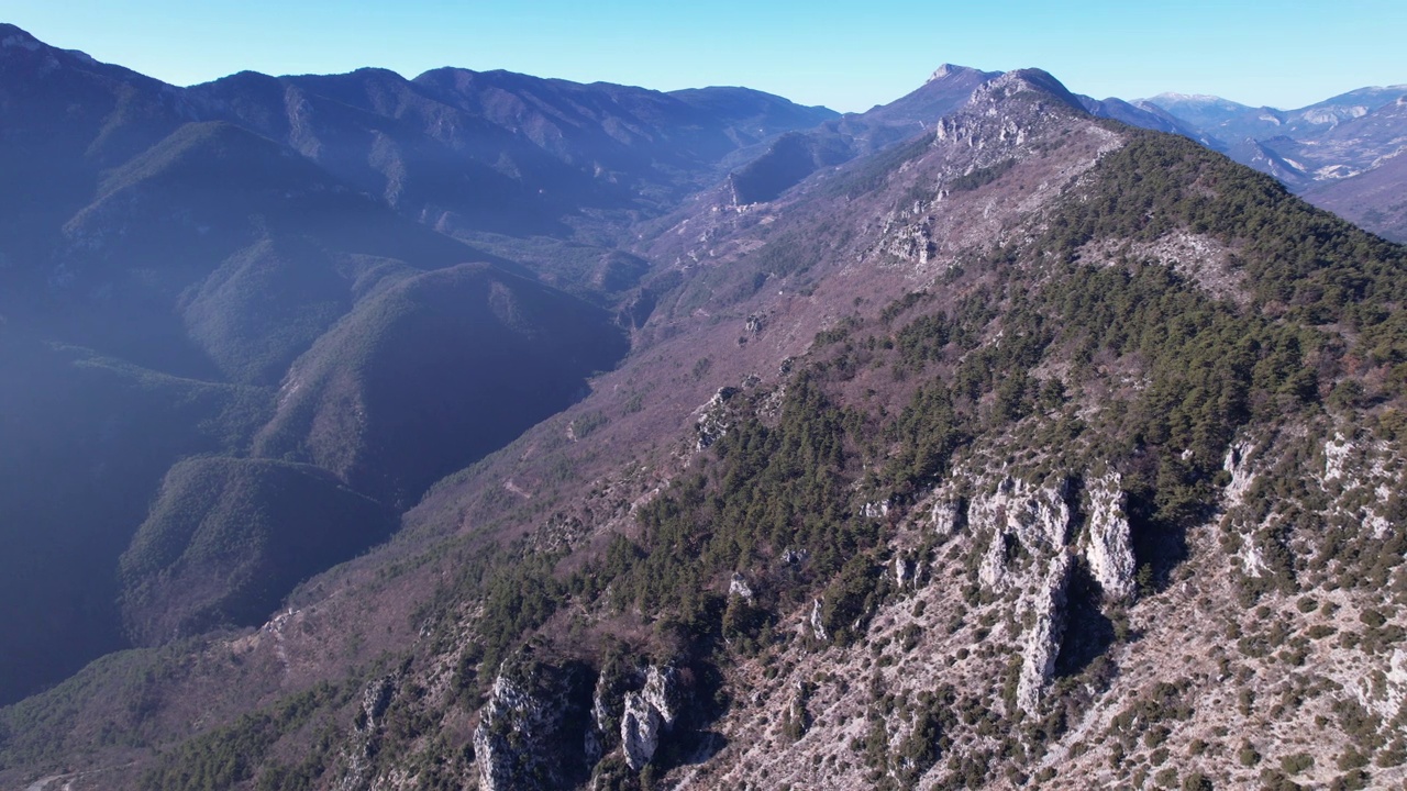 法国阿尔卑斯山埃斯特隆山谷的两个村庄的天空视图视频素材