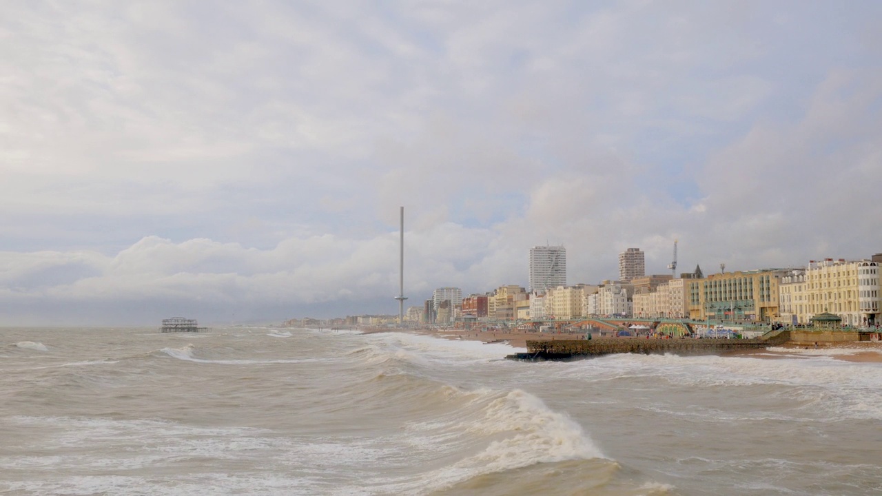 东苏塞克斯布莱顿的暴风雨景象，海浪翻滚到岸边视频下载