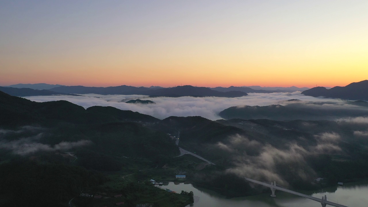 湖泊、加平大桥、日出和云海的自然风光/韩国京畿道加平郡视频素材