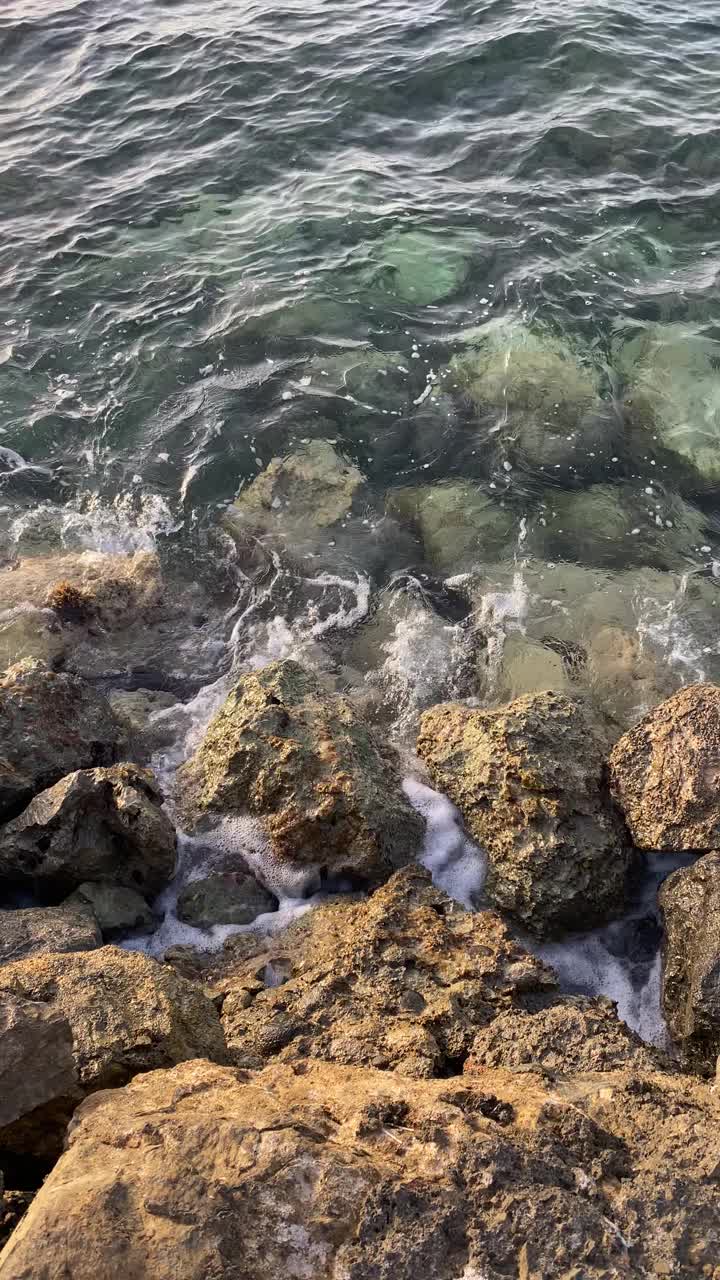 海浪冲击着岩石海滩视频素材