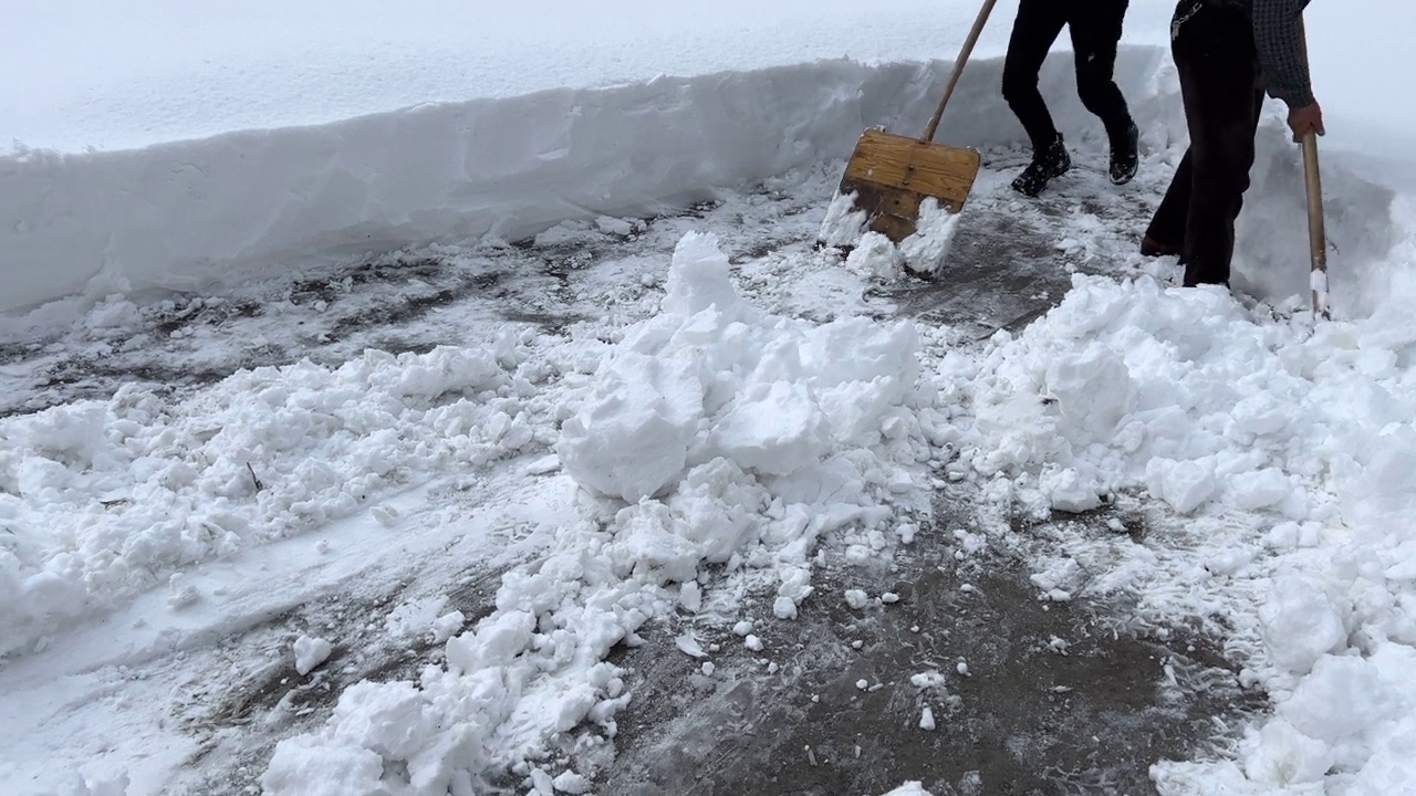 用铲子清理积雪视频素材