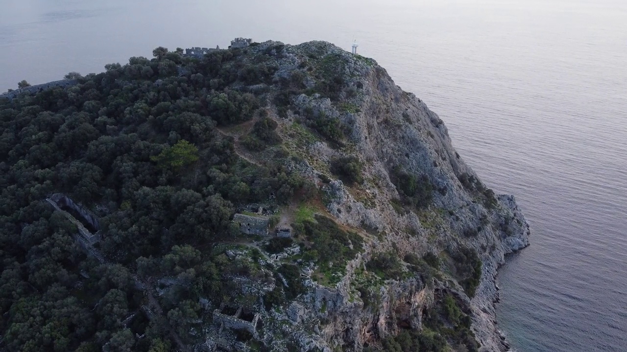 地中海圣尼古拉斯岛上的古老建筑。圣尼古拉斯岛山顶上的灯塔。视频下载