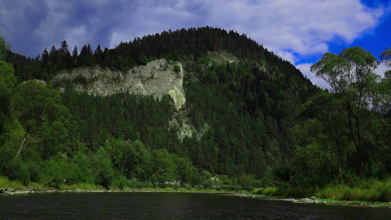 纯净的水在山森林湖与松树。山林间的湖景。在清澈的山湖水上。淡水视频素材