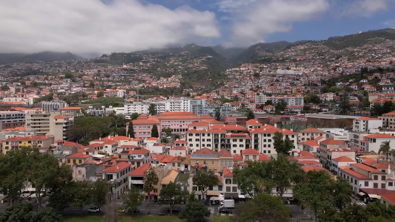 葡萄牙马德拉岛首府丰沙尔市的鸟瞰图视频素材