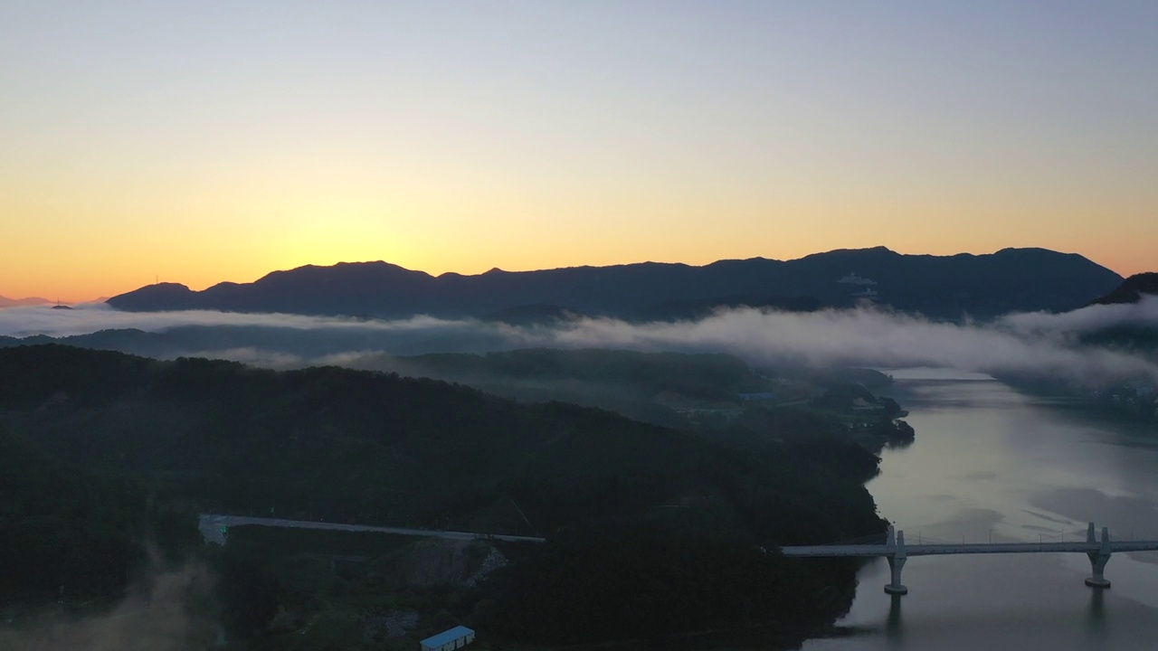 湖泊、加平大桥、日出和云海的自然风光/韩国京畿道加平郡视频素材