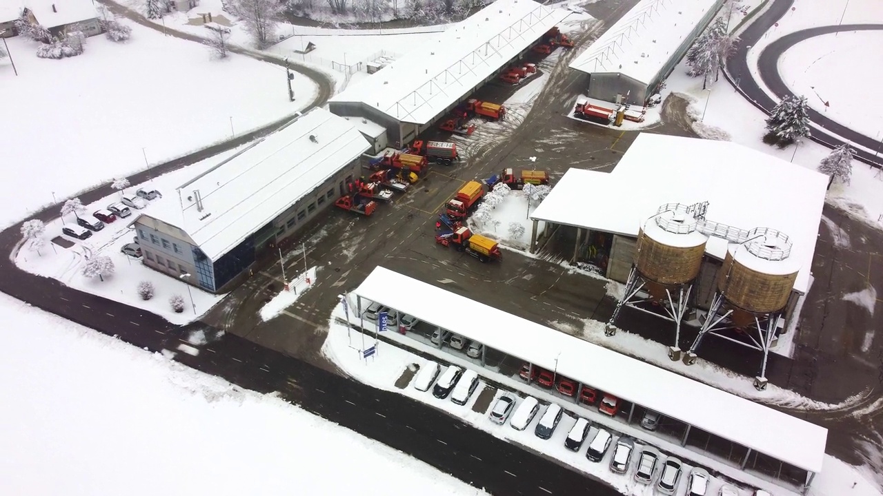 有扫雪机的道路维修站。无人机鸟瞰图。冬天视频素材