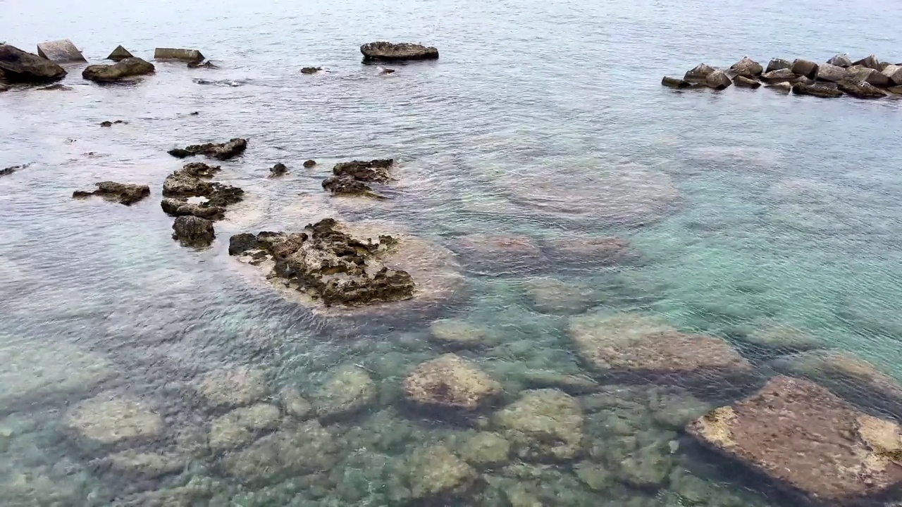 清澈平静的大海，有石头和岩石视频素材