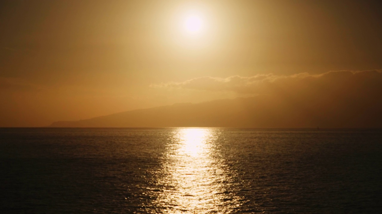 夕阳映在海浪上视频下载