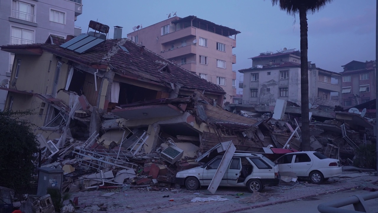 在地震中被摧毁的建筑物视频素材