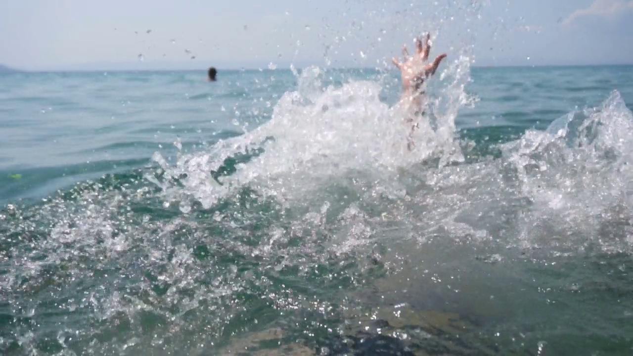 男子在海水中溺水视频素材