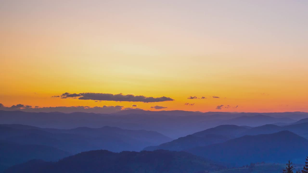 山谷和罗多普山脉的山峰被云杉森林覆盖，在多云的夜空下被遮蔽视频素材