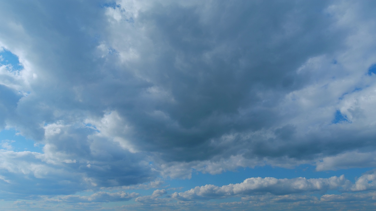 移动的白云。戏剧性的天空。雨在蓝天中形成云景。时间流逝。视频素材