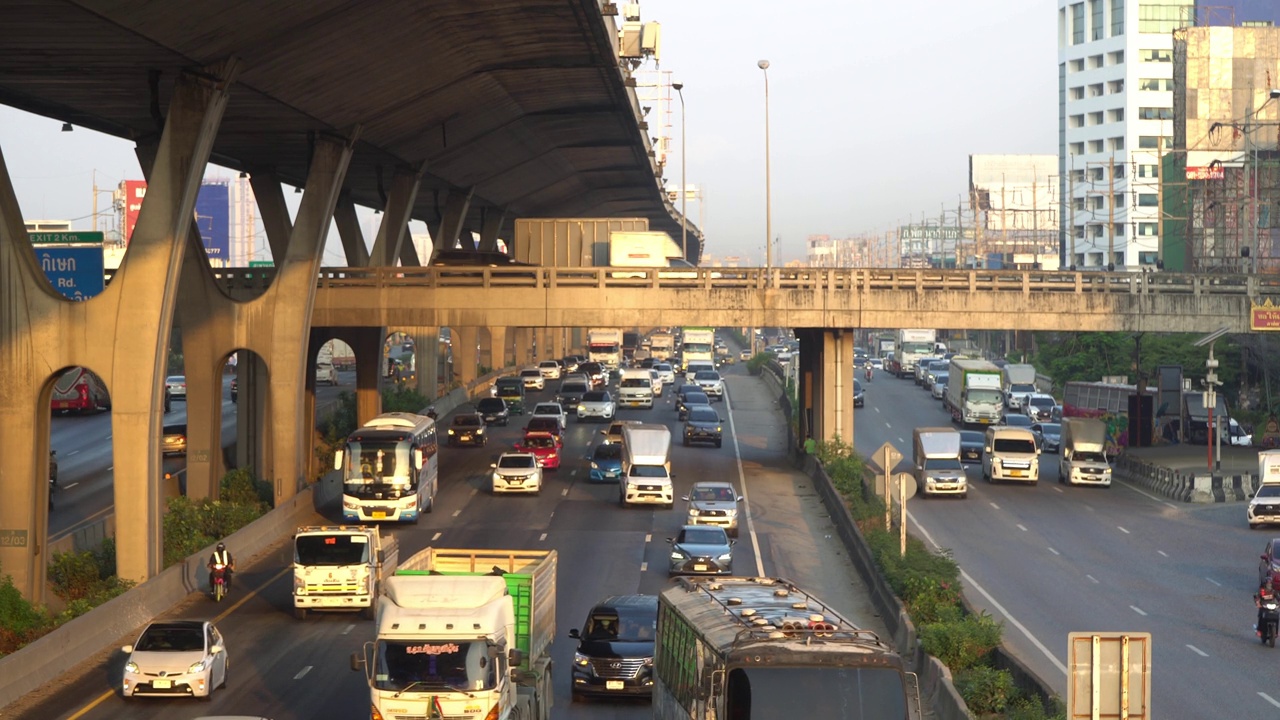 道路上交通堵塞许多汽车在道路上曼谷市。视频素材