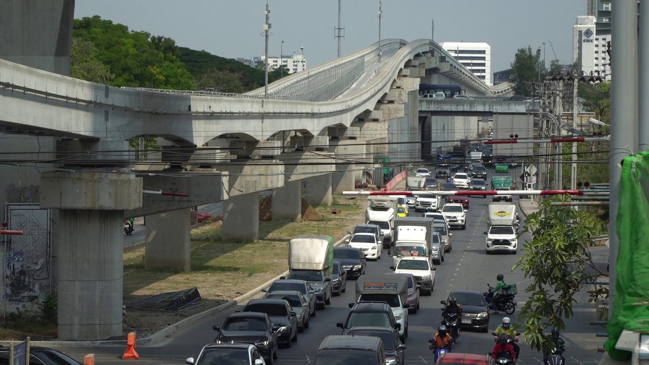 道路上交通堵塞许多汽车在道路上曼谷市。视频素材