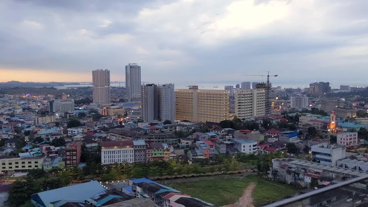 时间流逝的日落在城市与云在天空视频素材