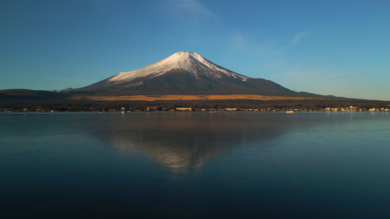 山中湖的富士山鸟瞰图视频素材