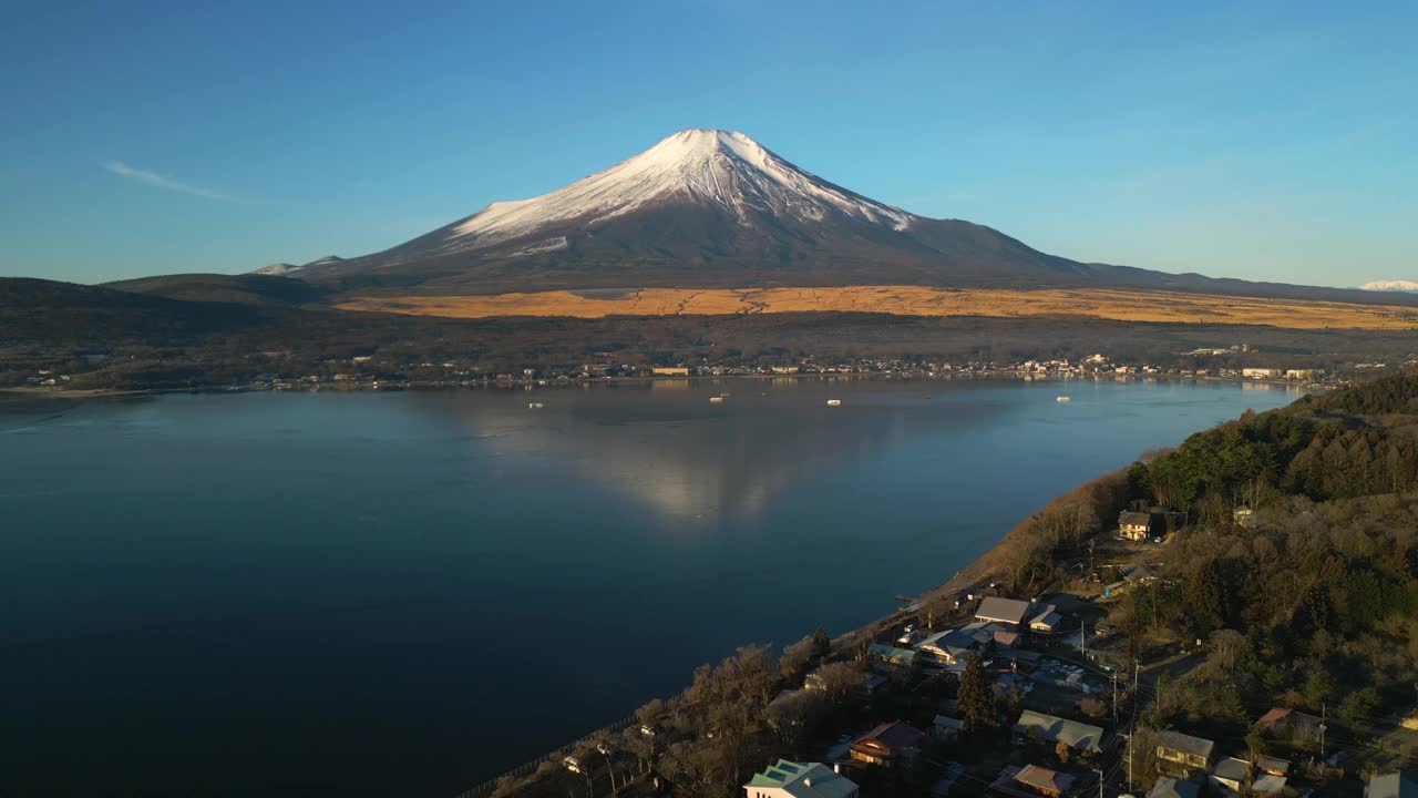 山中湖村与富士山的空中后景视频素材