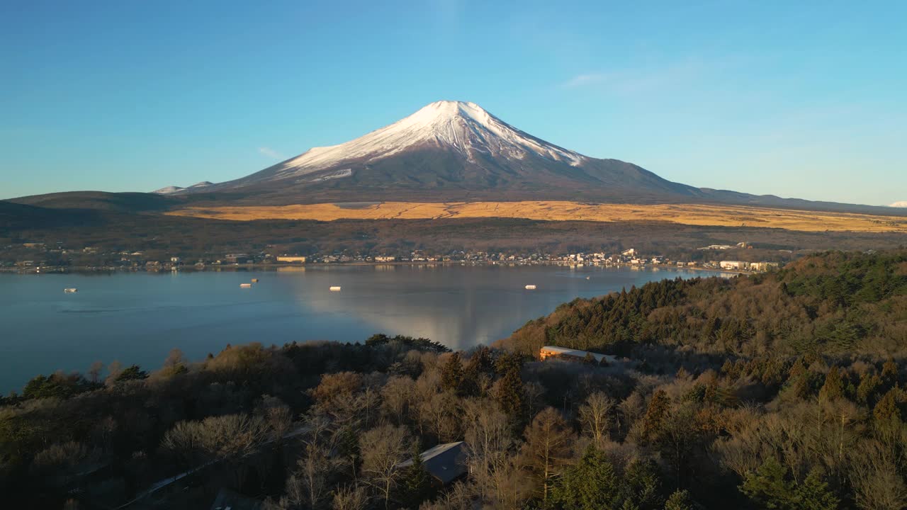 山中湖和富士山的空中前进视频素材