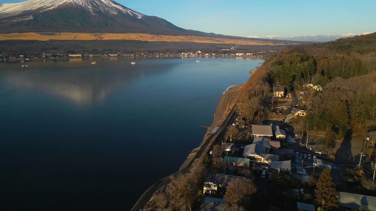 山中湖村与富士山的鸟瞰图视频素材