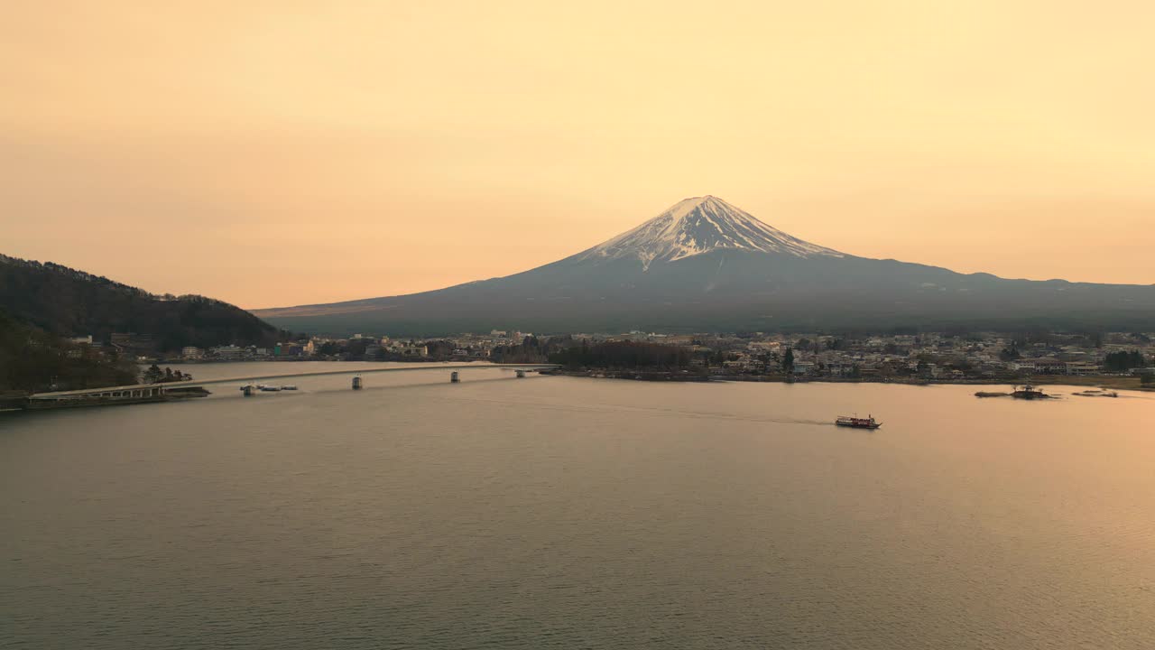 船在川口湖和富士的鸟瞰图视频素材