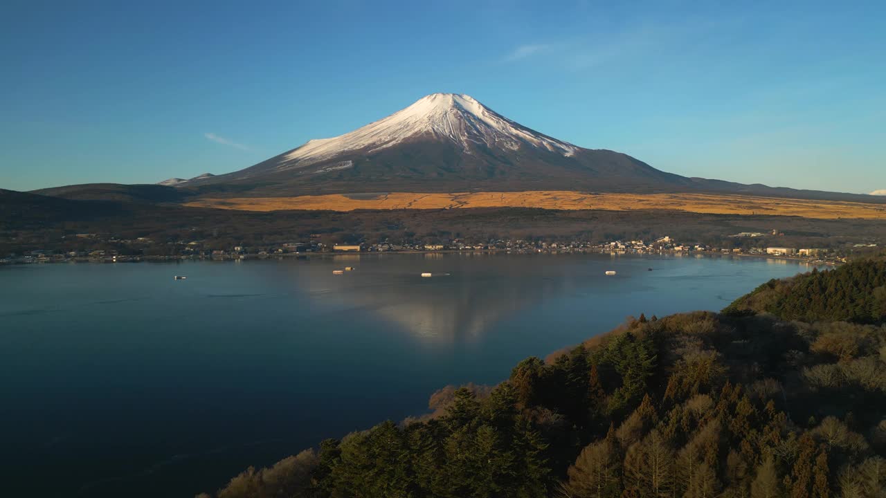 山中湖的富士山鸟瞰图视频素材