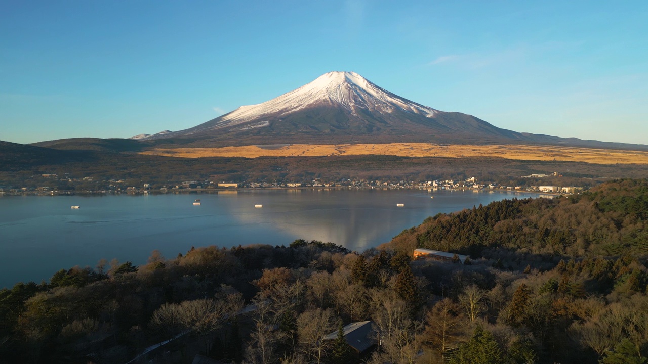 山中湖和富士山右侧的空中摄影视频素材