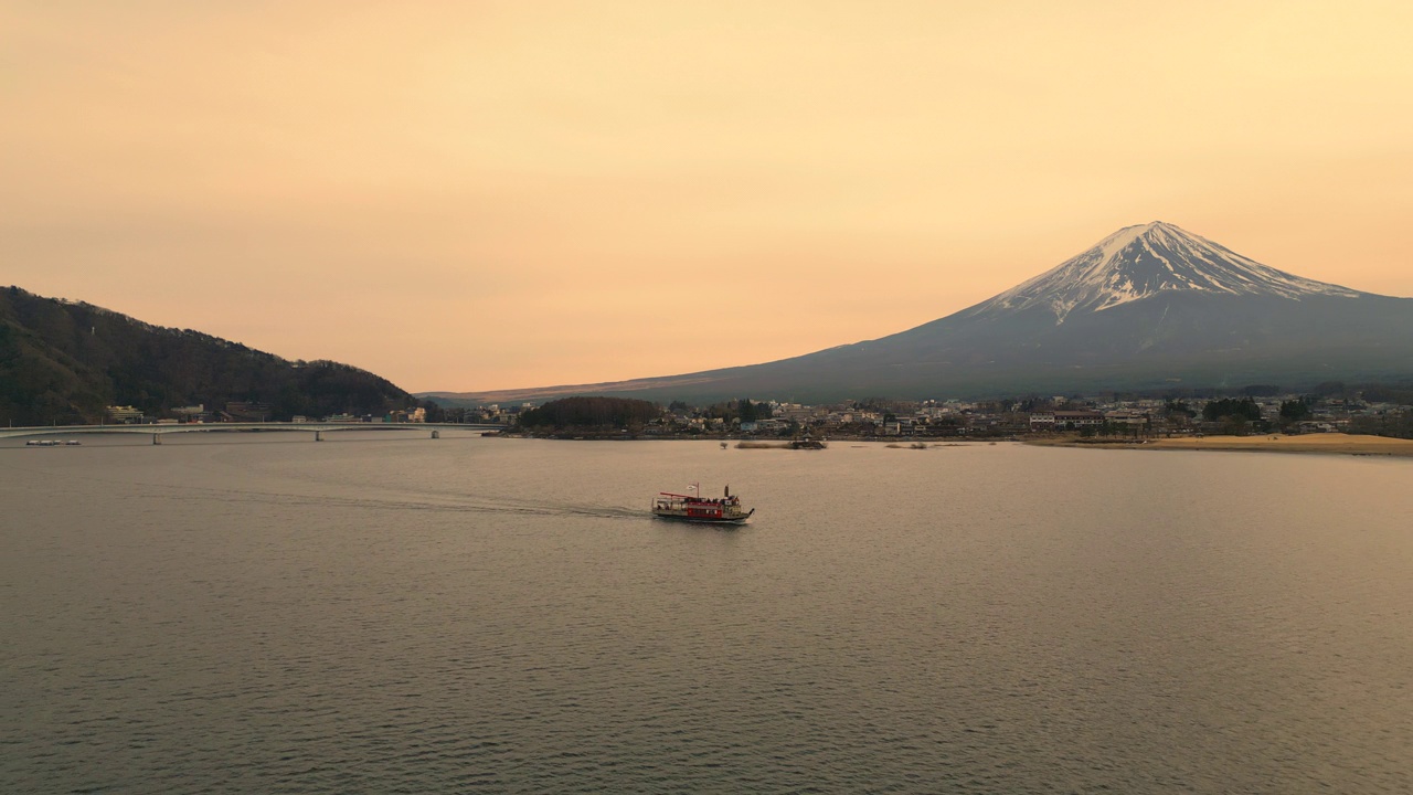 在川口湖和富士湖游船的空中向后视频素材