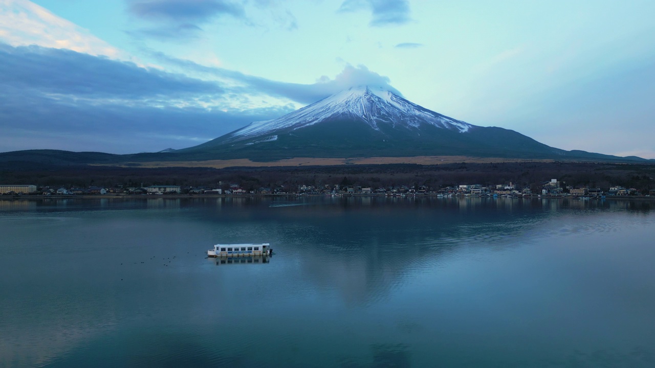 在山中湖和富士湖乘船游览的鸟瞰图视频素材