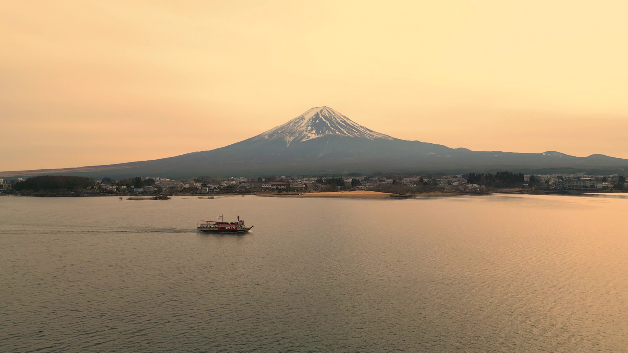 在川口湖和富士湖游船的航拍跟踪镜头视频素材