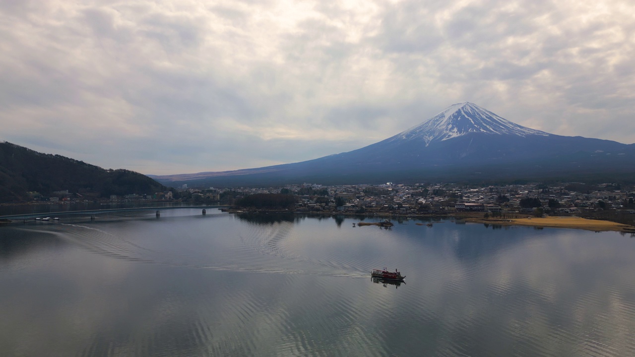 在川口湖和富士湖乘船游览的鸟瞰图视频素材