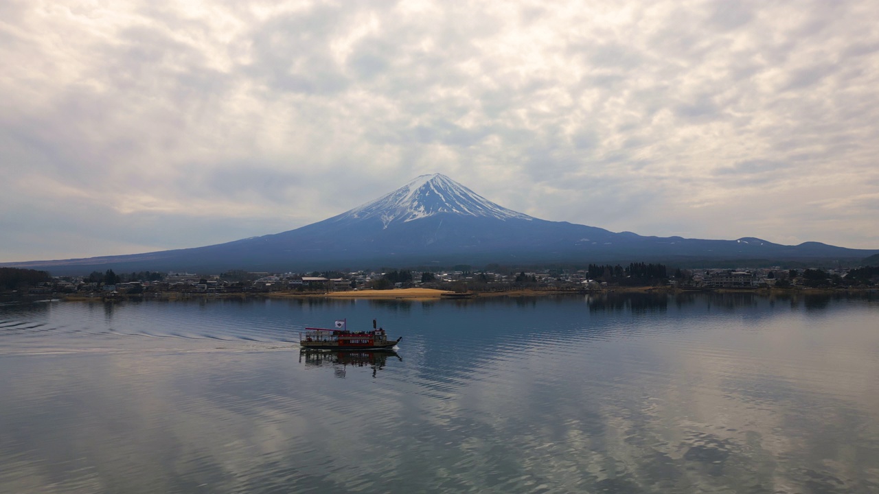 在川口湖和富士湖乘船游览的鸟瞰图视频素材