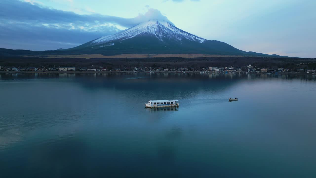 在山中湖和富士的船游空中前进视频素材