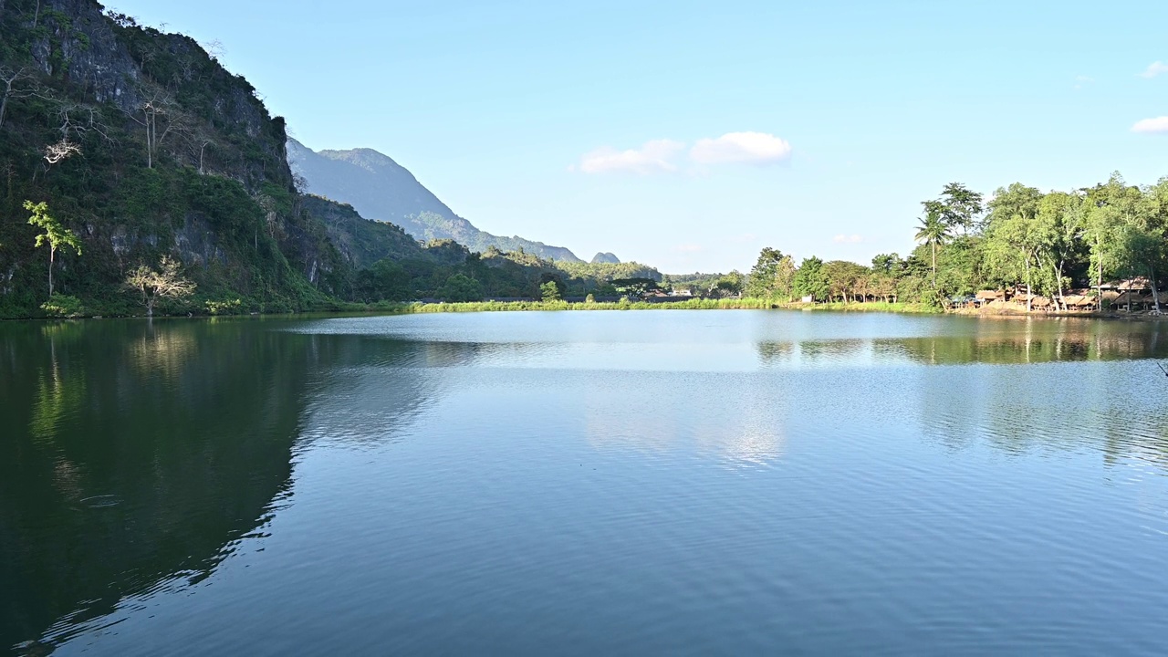 泰国清莱省Mae Sai区Tham Sao Hin Phayanak水库的景色。视频素材