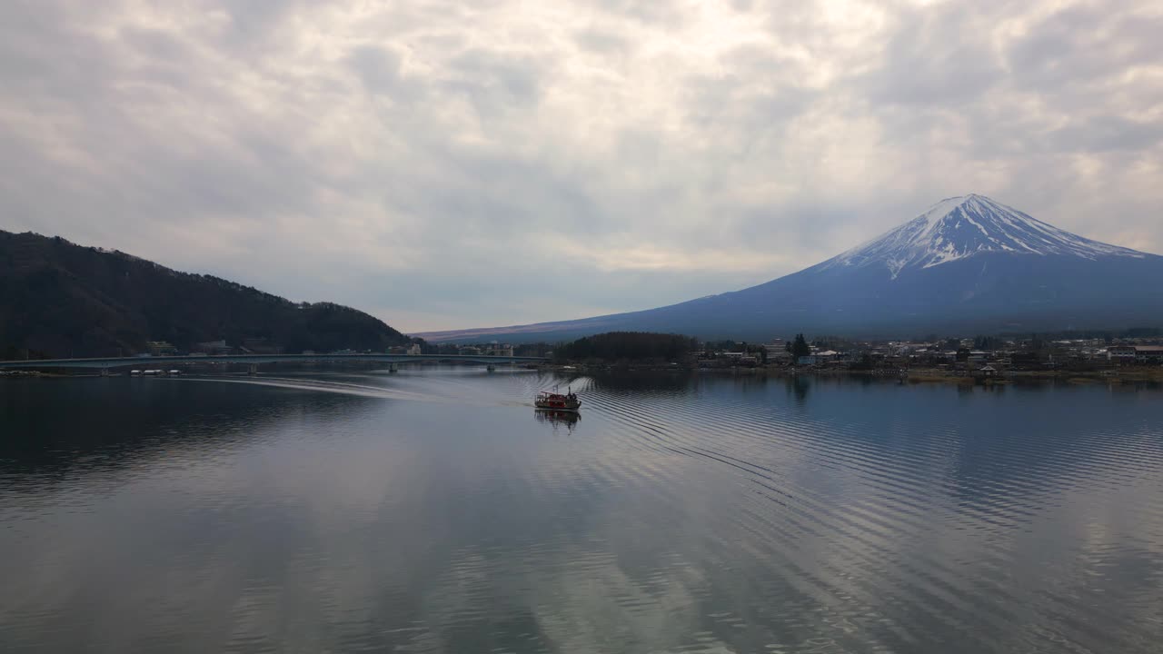 船在川口湖和富士湖的空中向后视频素材