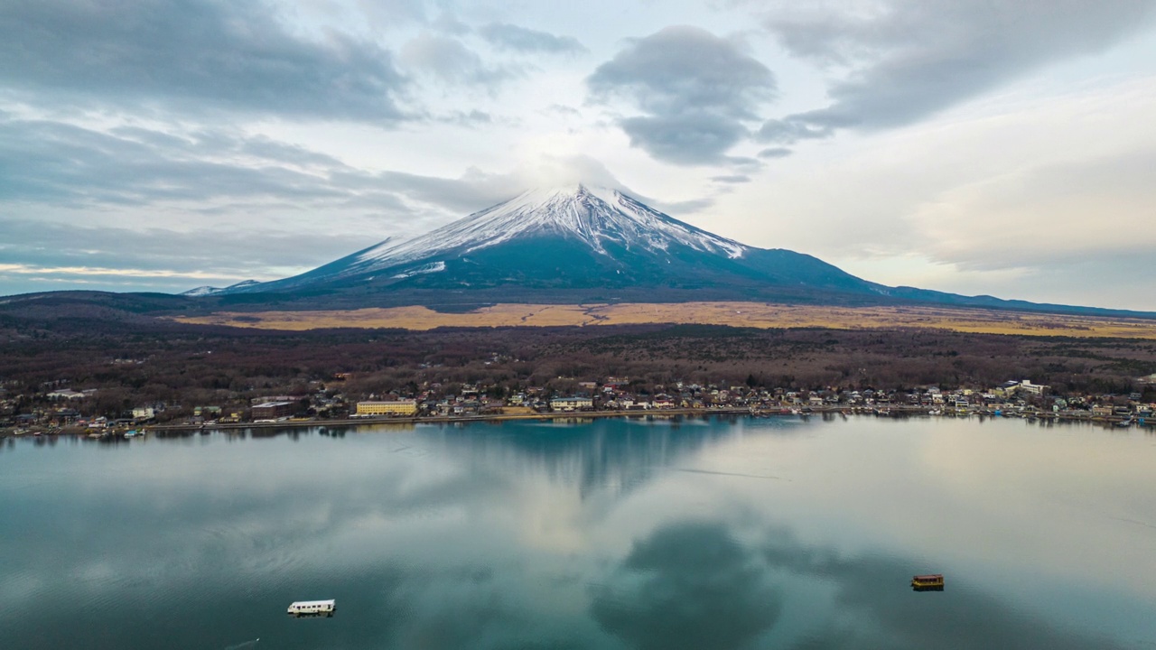 山中湖和富士山的超缩航拍视频素材