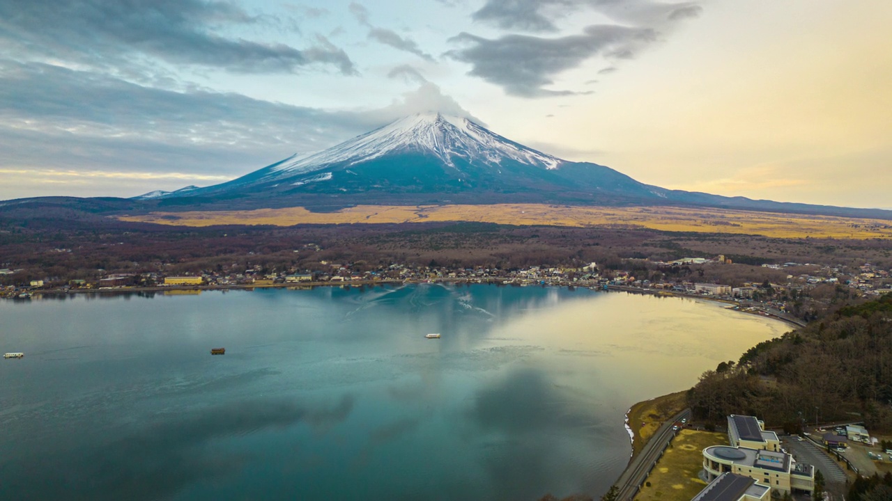 山中湖和富士山的超缩航拍视频素材