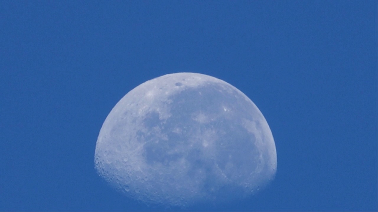 一个令人惊叹的特写镜头，月亮在早晨的天空中逐渐消失视频素材