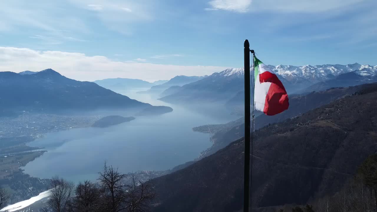 从伯林希拉山无人机俯瞰科莫湖视频素材