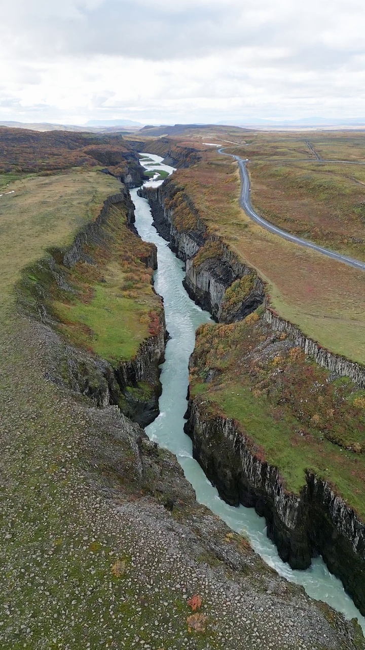 无人机在冰岛著名地标Gullfoss瀑布上空飞行视频素材