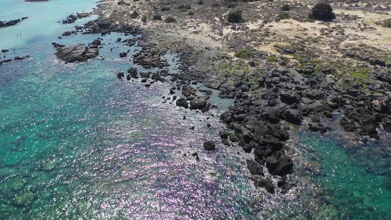 平静的大海和岩石交织在一起。图片来自侧面视频素材