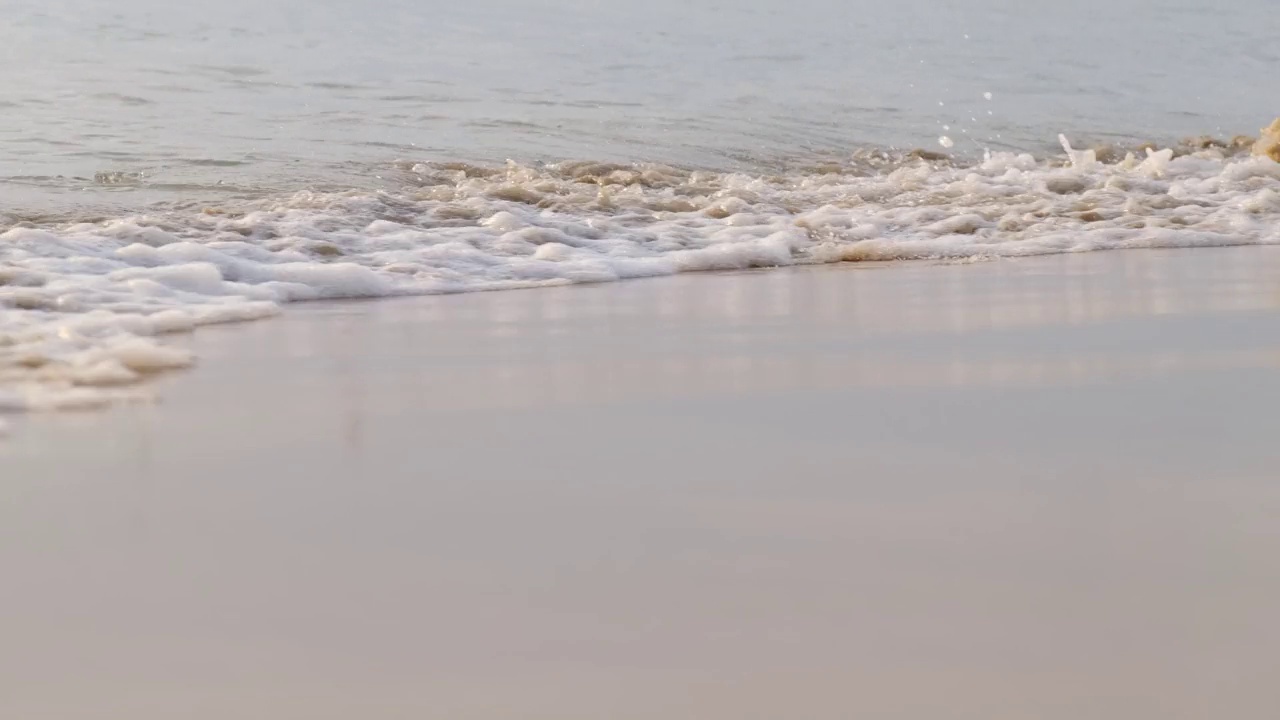 沙滩上的海浪特写视频素材