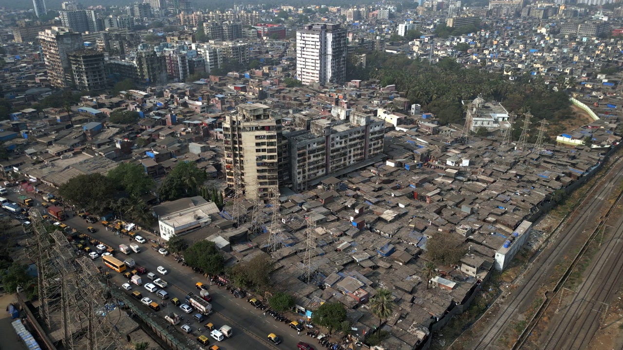 达拉维贫民窟和孟买城市景观的鸟瞰图，孟买，马哈拉施特拉邦，印度视频素材