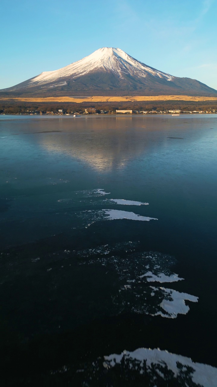 山中湖富士山的空中后景视频素材